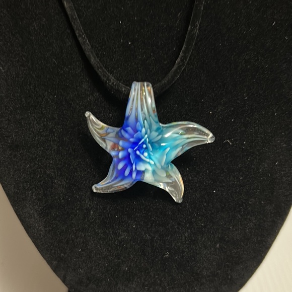 Starfish glass pendant necklace - Picture 2 of 2